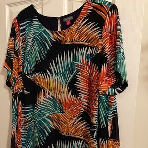 Vince Camuto Plus 3X Tropical Print Short Sleeved Tunic Blouse, EUC